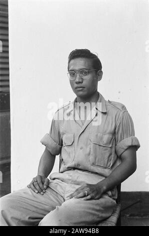 Ritratto immagini (varie) [foto passaporto] Ritratto di un soldato indonesiano senza insegne (occhiali) Data: 01/01/1947 luogo: Indonesia Indie Orientali olandesi Foto Stock