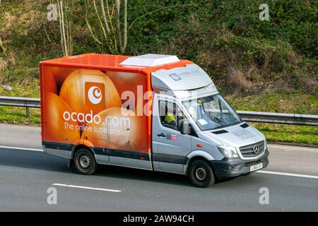 Morrisons Ocado Group van livery online shopping veicolo di drogheria; spedizione merci, Supermarket food Haulage camion consegna sul M61 a Manchester, Regno Unito Foto Stock