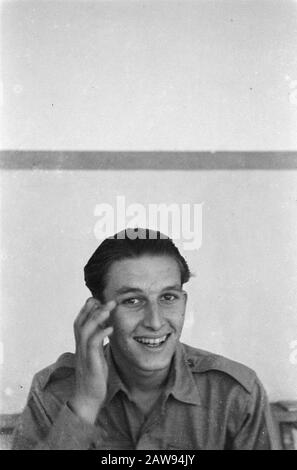 Ritratto immagini (varie) [foto passaporto] Ritratto di un giovane uomo in uniforme Data: 1947 luogo: Indonesia Indie Orientali olandesi Foto Stock