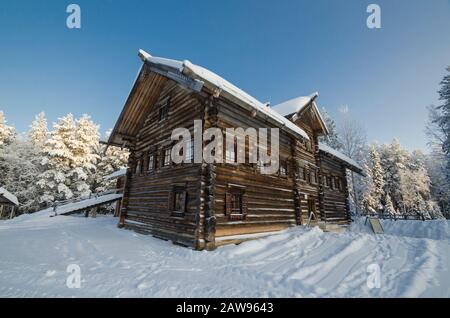 La grande casa di legno di un ricco contadino Pukhov dal Museo di architettura 'Mall Korely'. Russia, regione di Arkhangelsk Foto Stock