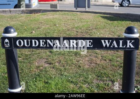 Cartello A Piedi Oudenaarde, uno dei due ingressi principali ai Giardini di Warrior Square, St Leonards, Hastings, East Sussex, Regno Unito Foto Stock