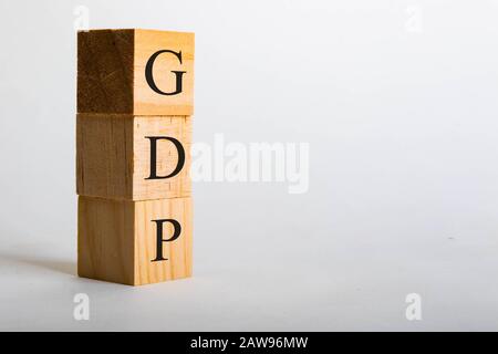 Cubetti di legno con scritta PIL. Concetto di business o politico Foto Stock