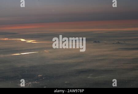 Una vista di Londra dalla finestra di un aereo che si è decentrato dall'Aeroporto di Londra City. Foto Stock