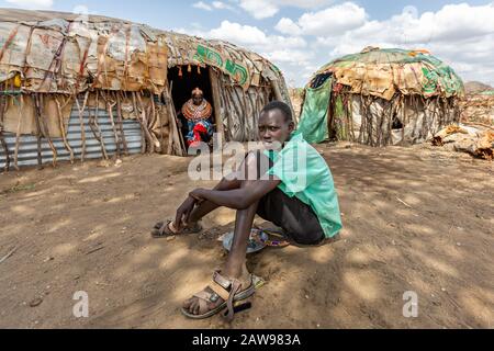 Samburu uomo nel villaggio, Kenya. Foto Stock