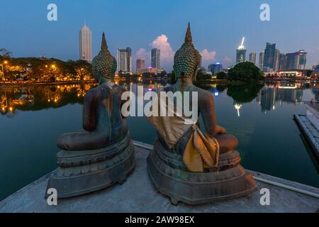 Statue di Buddha al Tempio di Seema Malaka, a Colombo, Sri Lanka Foto Stock