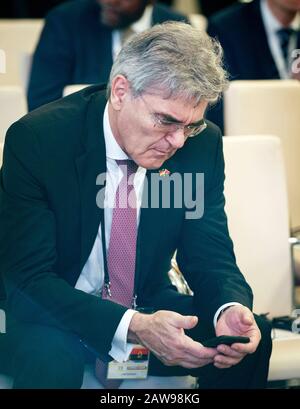 Luanda, Angola. 07th Feb, 2020. Joe Kaeser, CEO di Siemens AG, guarda il suo smartphone ai margini di un forum aziendale. KAESER accompagna il cancelliere in Angola. Credito: Kay Nietfeld/Dpa/Alamy Live News Foto Stock