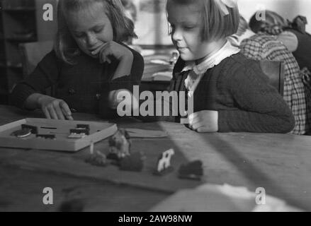 Principessa Irene a scuola Data: 4 marzo 1946 Parole Chiave: Scuola Nome Della Persona: Irene, principessa Foto Stock