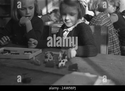 Principessa Irene a scuola Data: 4 marzo 1946 Parole Chiave: Scuola Nome Della Persona: Irene, principessa Foto Stock