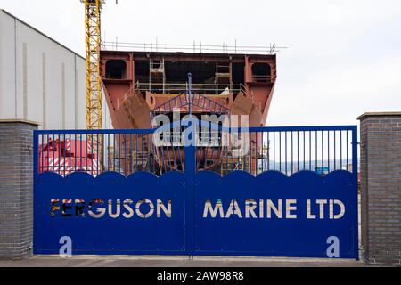 Port Glasgow, Scozia, Regno Unito. 7 Febbraio 2020. Vista generale del cantiere navale Ferguson Marine a Port Glasgow. Scottish Budget ha annunciato un ulteriore £49 milioni per il cantiere navale nazionalizzato travagliato sul fiume Clyde. Due traghetti in costruzione presso il cantiere di Caledonian MacBrayne sono troppo poco disponibili e molto ritardati. Un'indagine sul processo di approvvigionamento dei due traghetti è attualmente in corso presso il Parlamento scozzese di Holyrood a Edimburgo. Iain Masterton/Alamy Live News. Foto Stock