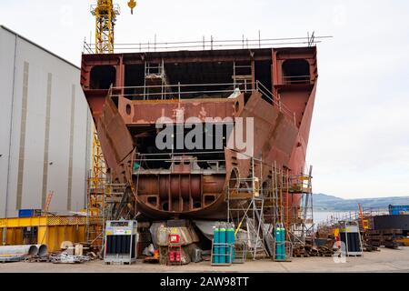 Port Glasgow, Scozia, Regno Unito. 7 Febbraio 2020. Vista generale del cantiere navale Ferguson Marine a Port Glasgow. Scottish Budget ha annunciato un ulteriore £49 milioni per il cantiere navale nazionalizzato travagliato sul fiume Clyde. Due traghetti in costruzione presso il cantiere di Caledonian MacBrayne sono troppo poco disponibili e molto ritardati. Un'indagine sul processo di approvvigionamento dei due traghetti è attualmente in corso presso il Parlamento scozzese di Holyrood a Edimburgo. PIC; Uno dei traghetti in difficoltà in costruzione. Iain Masterton/Alamy Live News. Foto Stock