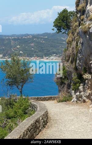 Corfu percorso asino tp villaggio Agios Georgios Pagon da Paleokastritsa backgroded dalla costa e dalla natura greca estate. Foto Stock