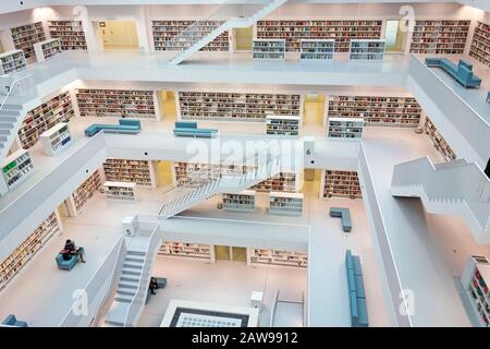 Stoccarda, Germania - 17 Marzo 2014: La Biblioteca Della Città Di Stoccarda Progettata Da Eun, Young, Yi. Fornisce più di 500.000 libri. Vista dall'alto lev Foto Stock