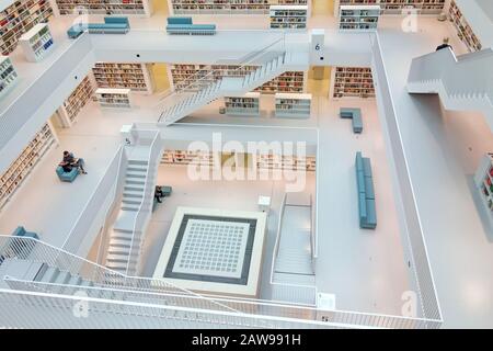 Stoccarda, Germania - 17 Marzo 2014: La Biblioteca Della Città Di Stoccarda Progettata Da Eun, Young, Yi. Fornisce più di 500.000 libri. Vista dall'alto lev Foto Stock