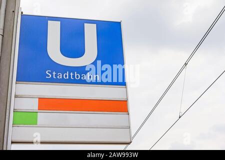 Segnale Del Tram (Stadtbahn), Germania Meridionale Stoccarda, Germania - 24 Maggio 2015: Segnale Del Tram (Stadtbahn). La 'U' sta per Underground, segno ufficiale a tutti Foto Stock