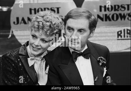 Harald Juhnke, deutscher Schauspieler, Sänger und Entertainer, mit Kollegin Barbara Schöne, Deutschland um 1980. Attore, cantante e intrattenitore tedesco Harald Juhnke, con Barbara Schoene, Germania intorno al 1980. Foto Stock