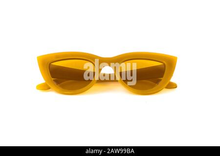 Occhiali da sole giallo Cat eye frame isolati in bianco sfondo, piegati Foto Stock