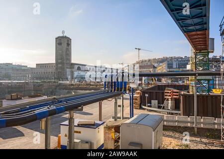 Stoccarda, Germania - 1 Novembre 2013: Cantiere Di Stoccarda 21. Vista sulla gestione dell'acqua, vecchia torre della stazione ferroviaria principale sullo sfondo. Foto Stock