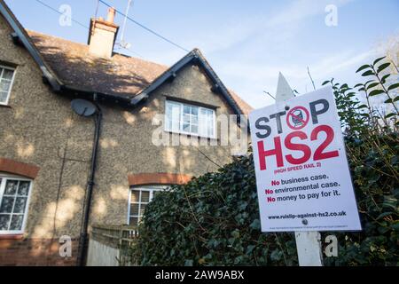 Harefield, Regno Unito. 7 Febbraio 2020. Una fermata HS2 segno fuori di una casa nella Valle di Colne. Credit: Mark Kerrison/Alamy Live News Foto Stock