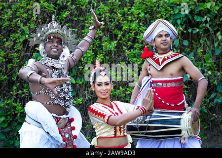 Ballerini locali in costumi tradizionali a Kandy, Sri Lanka Foto Stock