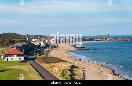 Vista sulla città di Berwick Nord con spiaggia di Milsey Bay sulla costa di East Lothian, Scozia, Regno Unito Foto Stock