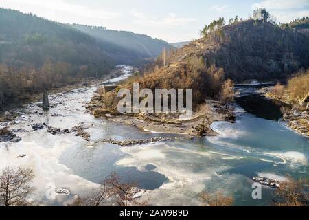 U turn nel fiume, metà del fiume Arda è congelato in inverno freddo nella montagna Rodophi in Bulgaria Foto Stock