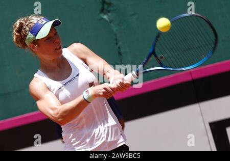 07 Febbraio 2020, Brasile, Florianópolis: Tennis, Signore: Fed Cup - Qualification Round, Qualification, Brasile - Germania, Pereira (Bra) Vs Siegemund (Ger). Il tennista tedesco Laura Siegemund gioca un backhand. Foto: Diorgeni Pandini/Dpa Foto Stock