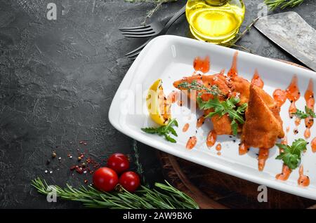 Filetti di pesce cotti in olio. Piatti del ristorante. Vista dall'alto. Spazio libero di copia. Foto Stock