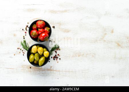 Paprika e olive in un recipiente. Vista dall'alto. Spazio libero per il testo. Foto Stock