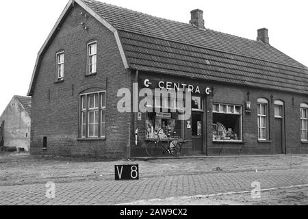 Fixed Bonus Culture Support Grocery Centres' In Valkenswaard? (Land Consolidation Ender Heide-Beekerheide) Annotazione: V-8. La freccia indica il punto fisso. Nella piastra del finestrino incisa Th. Bot-Sprengers food Data: Luglio 1954 luogo: North Carolina Parole Chiave: Consolidamento del terreno, livellamento del terreno Foto Stock