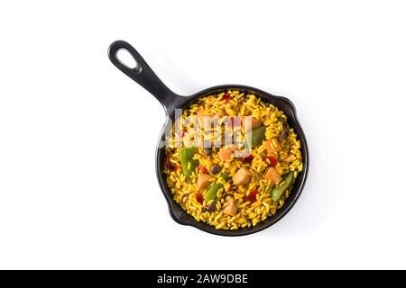 Riso fritto con pollo e verdure in padella isolato su fondo bianco. Vista dall'alto Foto Stock