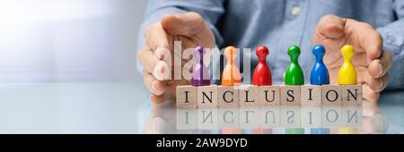 Uomo Che Protegge L'Inclusione Testo E Palle Multicolore Foto Stock