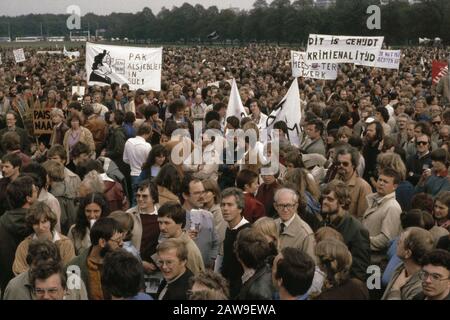 Manifestazione di educazione rurale all'Aia contro l'istruzione (stipendi scontati) Ministro Pais Data: 1 ottobre 1980 luogo: L'Aia, Olanda del Sud Parole Chiave: Manifestanti formazione Persona Nome : Malieveld Foto Stock