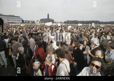 Manifestazione di educazione rurale all'Aia contro l'istruzione (stipendi scontati) Ministro Pais Data: 1 ottobre 1980 luogo: L'Aia, Olanda del Sud Parole Chiave: Manifestanti formazione Persona Nome : Malieveld Foto Stock