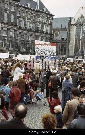 Dimostrazione per una politica socio-economica diversa, sulla diga di Amsterdam; l'evento alla diga, panoramica Data: 3 ottobre 1981 Località: Amsterdam, Noord-Holland Parole Chiave: Manifestazioni Foto Stock