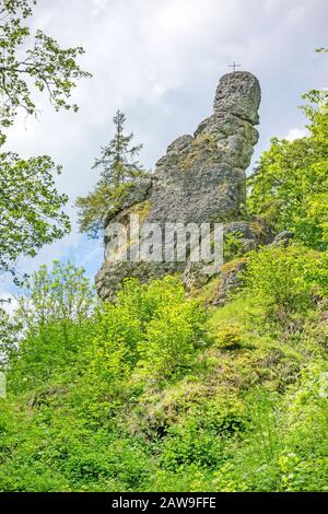 Impressionante roccia 'Wentalweible' lungo il sentiero didattico 'Wentallehrpfad' alle Alpi Svevi Foto Stock