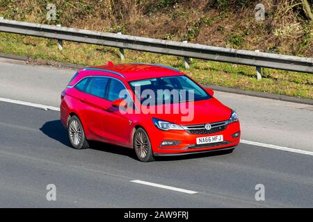 2016 Red Vauxhall Astra Elite NAV S/S Auto; Regno Unito traffico veicolare, trasporti, moderne berline, sull'autostrada M61. REGNO UNITO Foto Stock