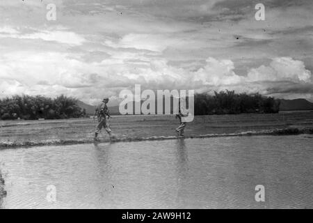 Tapanoeli [2nd Azione Di Polizia] Rise In Tapanoeli (Sumatra). Patrol Gang di soldati olandesi in terreni difficili Data: 25 dicembre 1948 luogo: Indonesia, Indie orientali olandesi, Sumatra Foto Stock