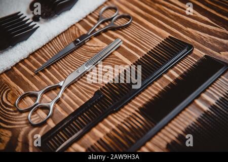 Stylist per capelli, Rasatura e cura di capelli vintage accessori in barbiere. Pettine per forbici con vista dall'alto Foto Stock