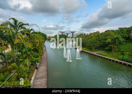 Singapore. Gennaio 2020. La Caratteristica insieme l'installazione digitale sul lago Dragonfly al tramonto Foto Stock