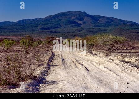 Grande Rift Valley affettare attraverso il Kenya centrale e meridionale. Caldo asciutto e polveroso. Foto Stock