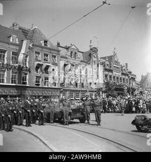 Tour del principe Bernhard da parte dei Paesi Bassi occidentali Principe Bernhard sul Grote Markt a Haarlem Data: 29 giugno 1945 luogo: Haarlem, Noord-Holland Parole Chiave: Soldati, principi Persona Nome: Bernhard (Prince Netherlands) Foto Stock