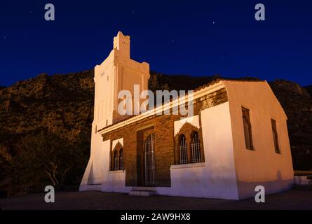 Chefchaouen, MAROCCO - CIRCA MAGGIO 2018: Vista della Moschea spagnola di notte a Chefchaouen. Foto Stock