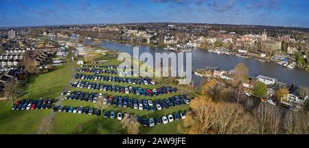 Auto e barche a Hurst Park per le gare di canottaggio di Hampton Head sul Tamigi. West Molesey, Surrey, Inghilterra. Foto Stock