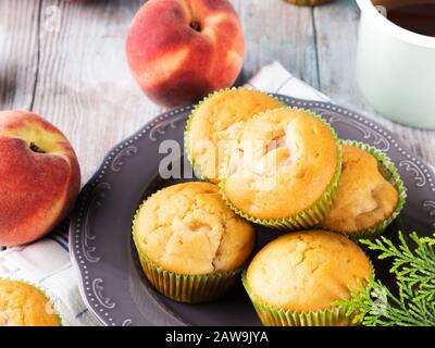 Deliziosi muffin alla mela di pesca con farina di farro vegana Foto Stock