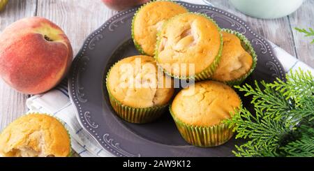 Deliziosi muffin alla mela di pesca con farina di farro vegana Foto Stock