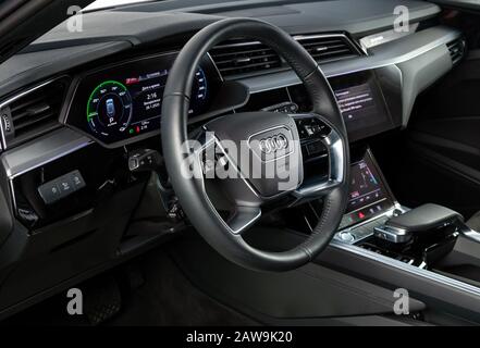 Kiev, Ucraina - 26 gennaio 2020: Cruscotto Audi e-tron per auto elettrica nello showroom Foto Stock