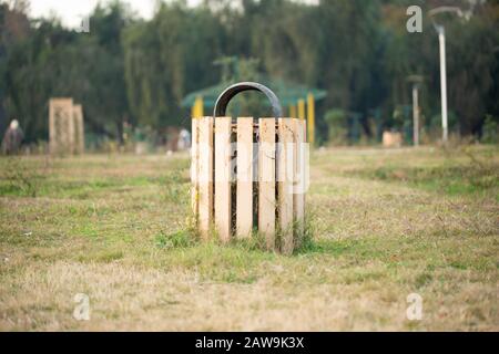 Cestino in legno sul marciapiede del parco Foto Stock