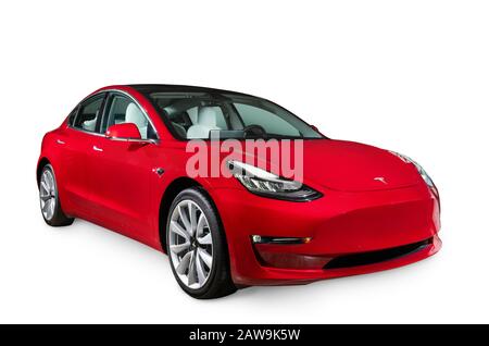 Kiev, Ucraina - 26 gennaio 2020: Red Tesla Model 3 in studio su sfondo bianco Foto Stock