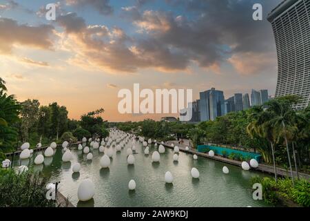 Singapore. Gennaio 2020. La Caratteristica insieme l'installazione digitale sul lago Dragonfly al tramonto Foto Stock