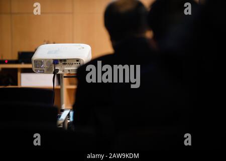 Dettagli con un proiettore luminoso durante un evento di presentazione Foto Stock